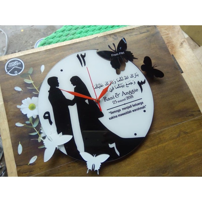 Kado Pernikahan Jam Dinding Custom Akrilik Termurah
