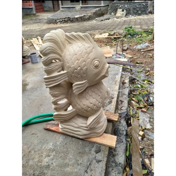 Patung air mancur batu