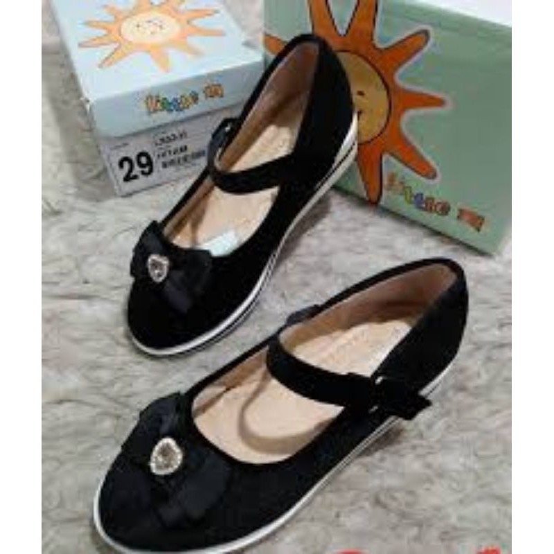Sepatu little m
