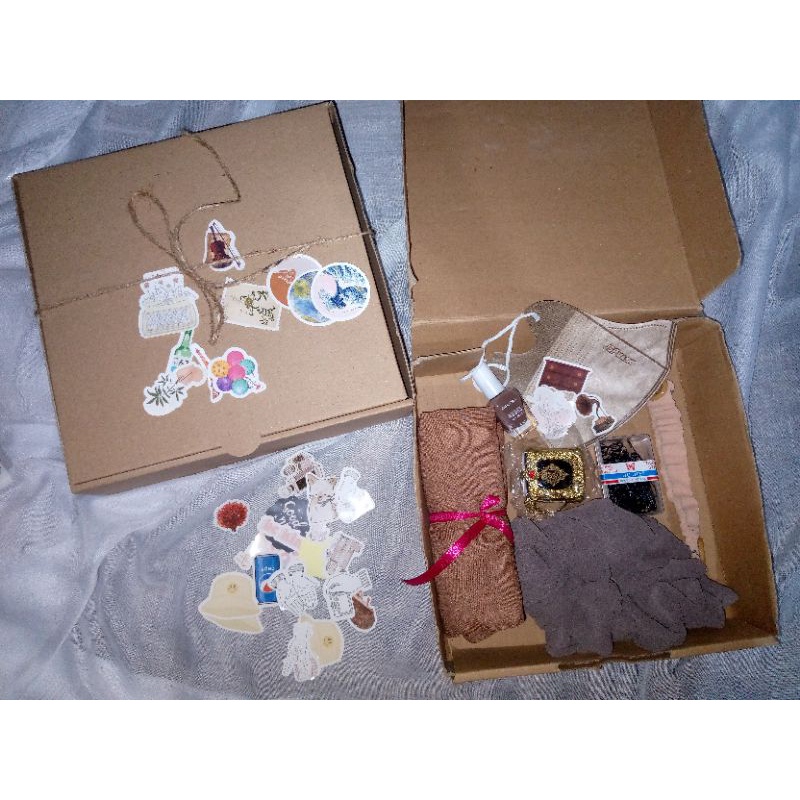 

Hampers hijab scrunchie sticker dll.