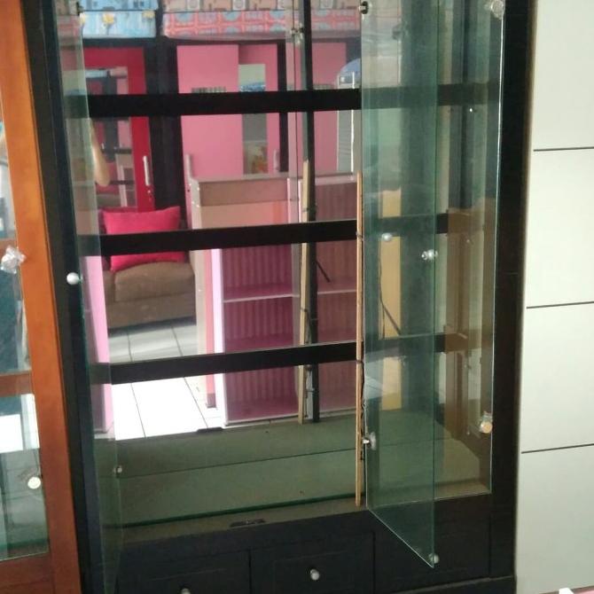 Lemari Pajangan Kaca 3Pintu