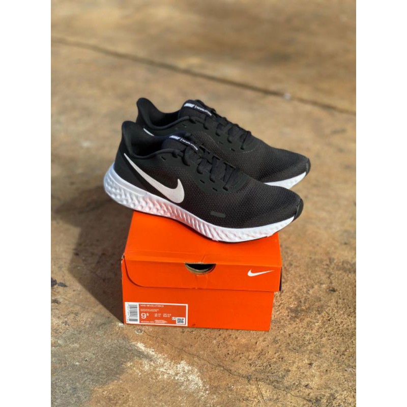 NIKE REVOLUTION 5 BLACK WHITE BQ3204-002