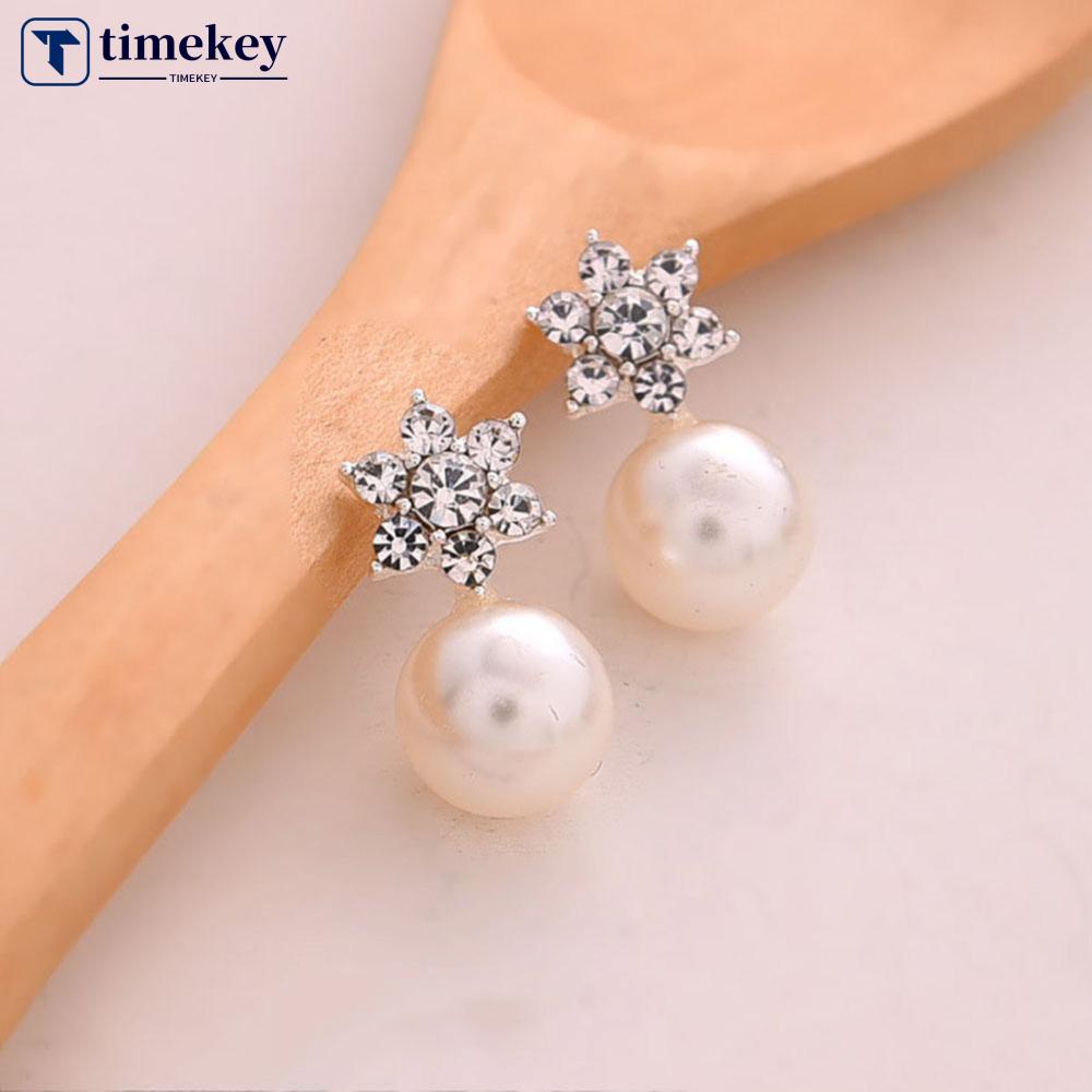 Timekey 1 Pasang Anting Tusuk Desain Snowflake Hias Mutiarakristalberlian Imitasi Untuk Wanita A7K5