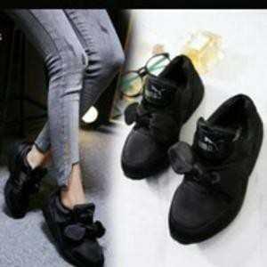 Promo Sepatu Wanita PUMA Hitam dan Putih Berkualitas
