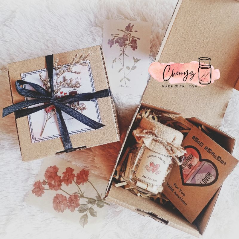 

Gift set KECIL isi Jar of Love dan Love Coupons