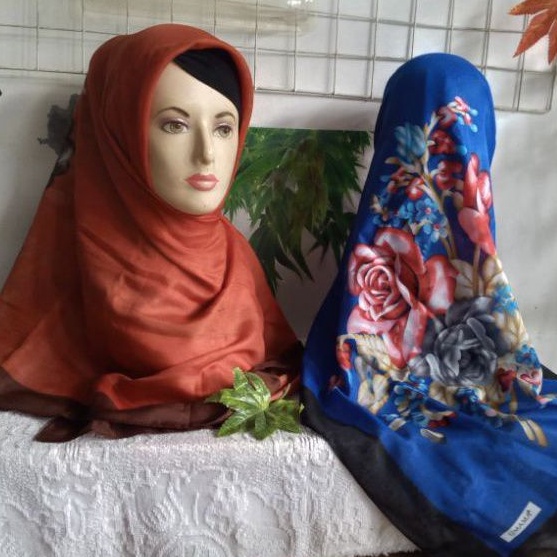 Hijab segi empat motif bunga kecil/um**a