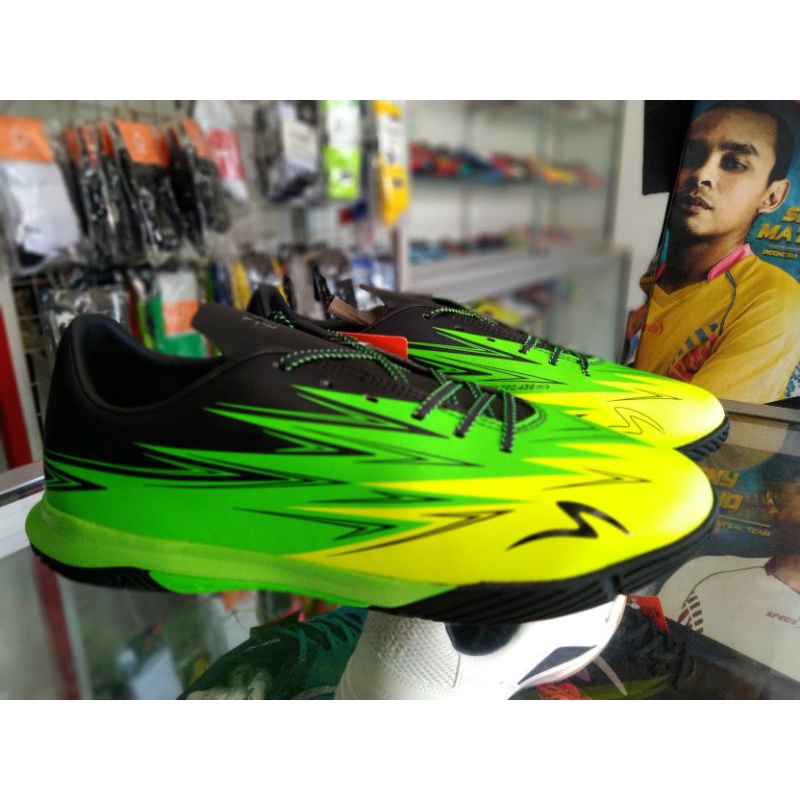 sepatu futsal SPECS lightspeed3 in