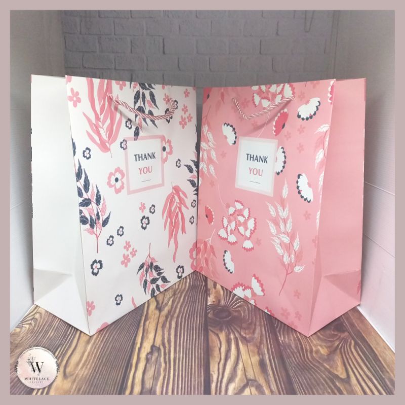 

Paper Bag Kado Model Tali Bentuk Portrait Ukuran Besar (Size L) Thank You Floral Series Warna Pink dan Putih Tas Jinjing Kertas Hadiah Premium