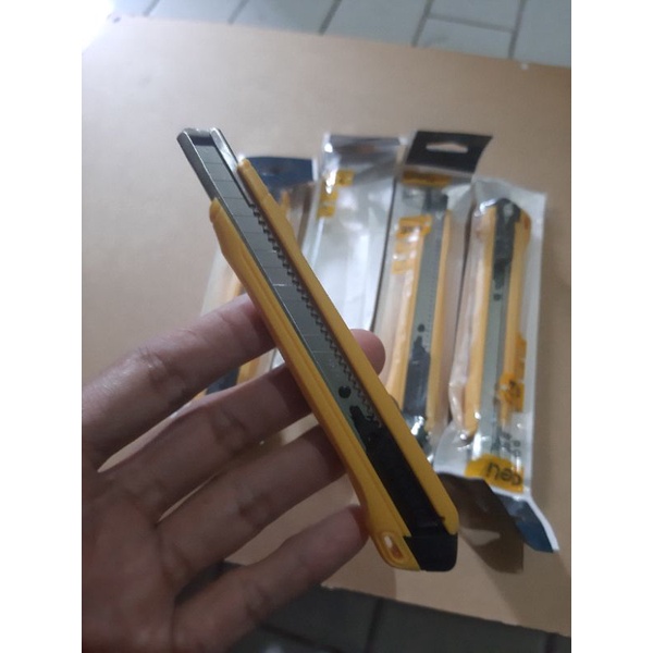 

Cutter Deli Pisau Baja 9mm Auto lock