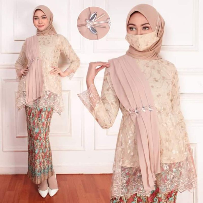 Setelan Kebaya Kekinian Warna Cream Plisket