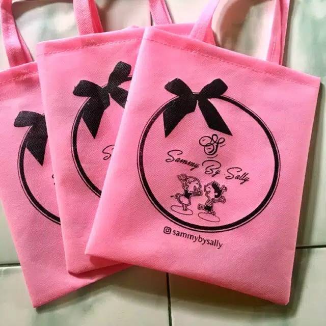 

Tas ultah uk 20x25cm PAKAI KAIN 75GSM PALIMG TEBEL BISA DI BANDINGIN OS SEBELAH