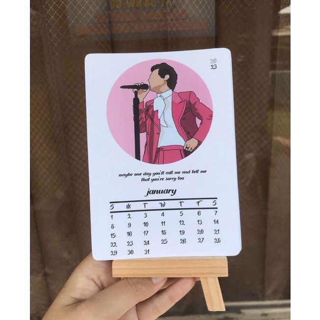 

KALENDER 2025 SIZE A6 CUSTOM DENGAN STAND KAYU