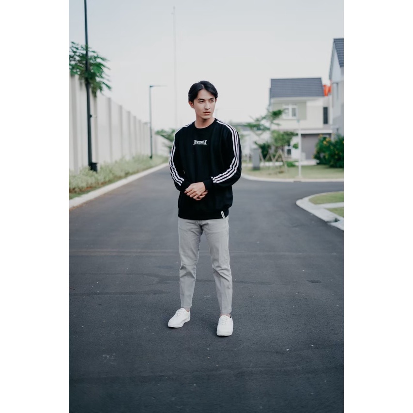 Sweater crewneck simple black / jaket crewneck strip / crewneck unisex / sweater crewneck distro / crewneck pria wanita