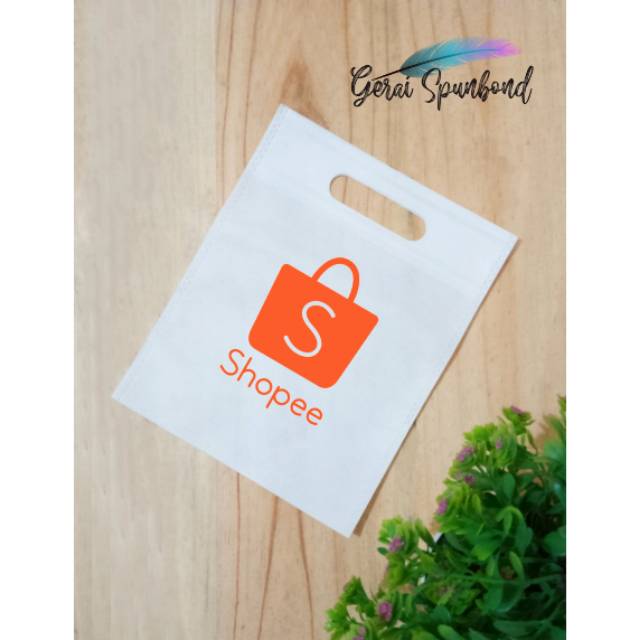 

Goodie Bag Spunbond Oval Press Uk. 20cm x 26cm Plus Sablon Custom Murah Berkualitas