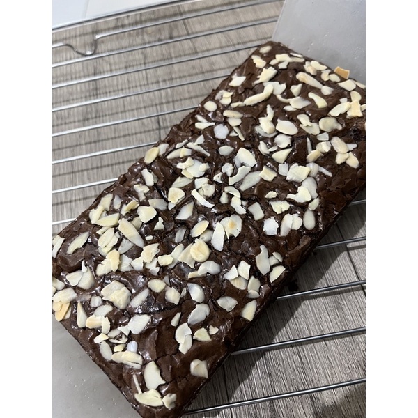 

Brownies Panggang Topping Almond uk.10x20 (Tanpa Sekat)