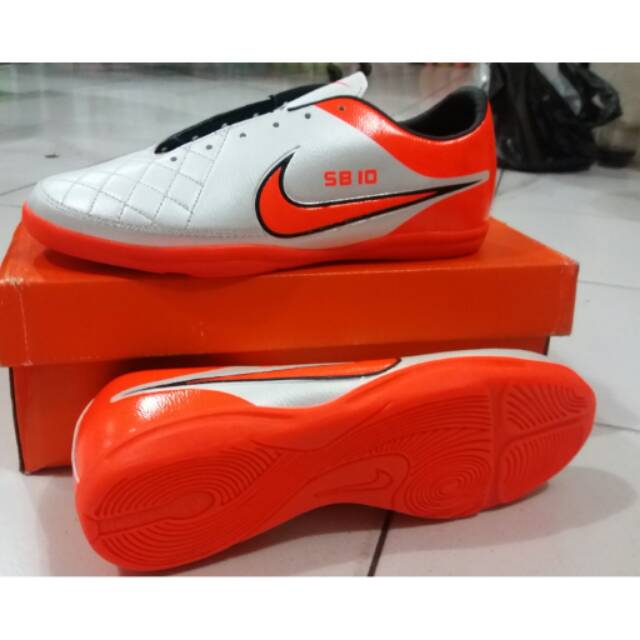 Sepatu futsal lokal tiempo