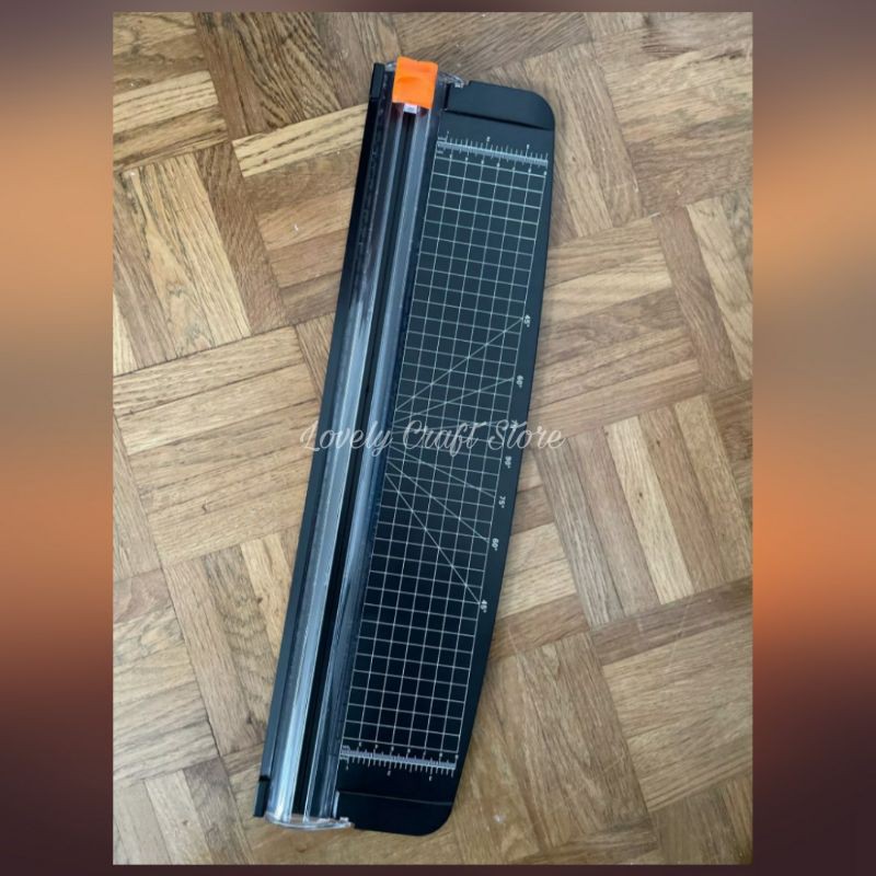 

HJK LovelyCraftStore Paper Trimmer Cutter A5, A4, A3, F4 , dan max A2 sisi pendek (Lebar Kertas