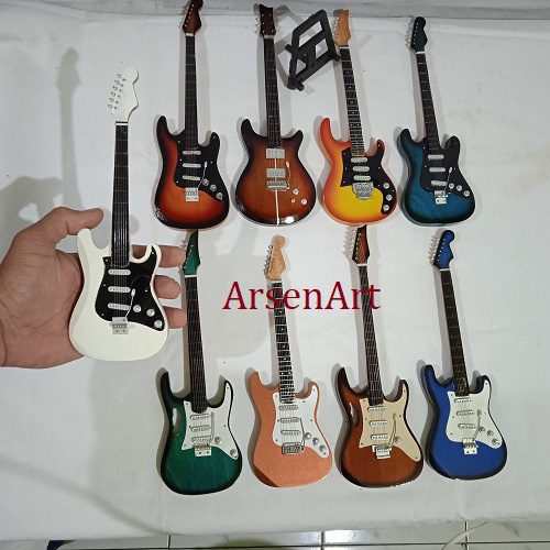 Miniatur Gitar Elektrik Model Fender Bahan Kayu Free Dudukan/Stand Holder Tinggi Gitar 25 cm Warna Bisa Pilih