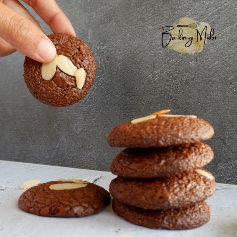 

Crunchy Brownie Cookies (with Dark Chocolate 60% & Almond) / Kue Coklat