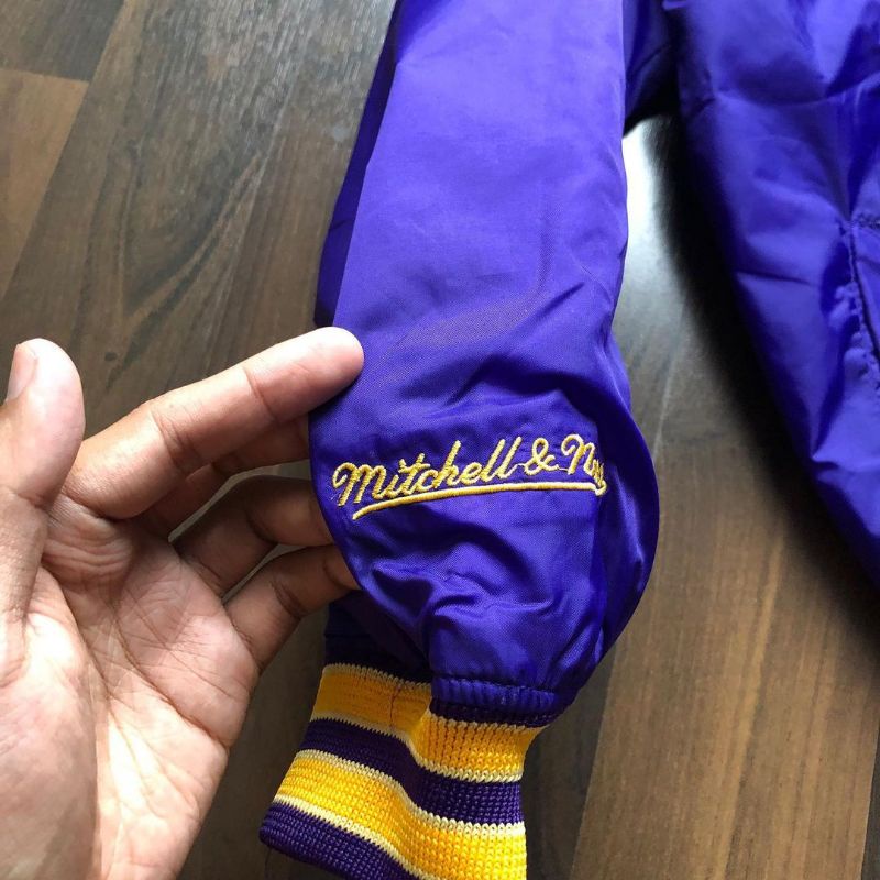 JAKET BOMBER VARSITY LAKERS 8 MITCHELL&amp;NESS