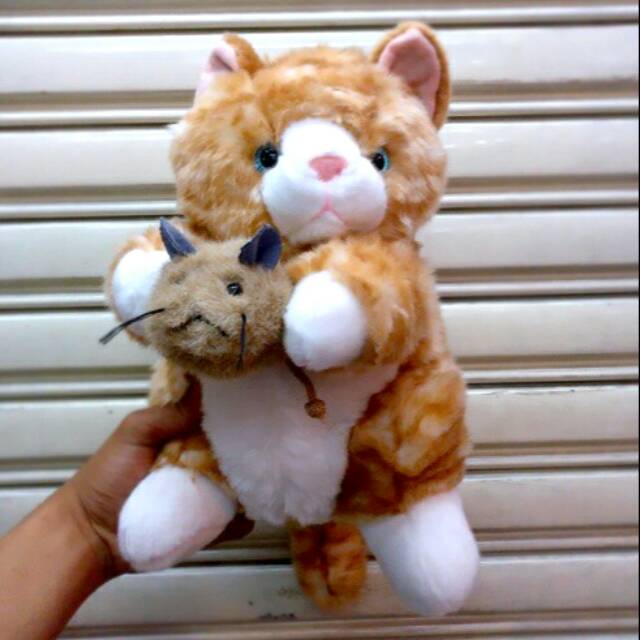 Boneka cat kucing pegang mouse bahan halus lembut kado souvernir merchaindise ultah kids