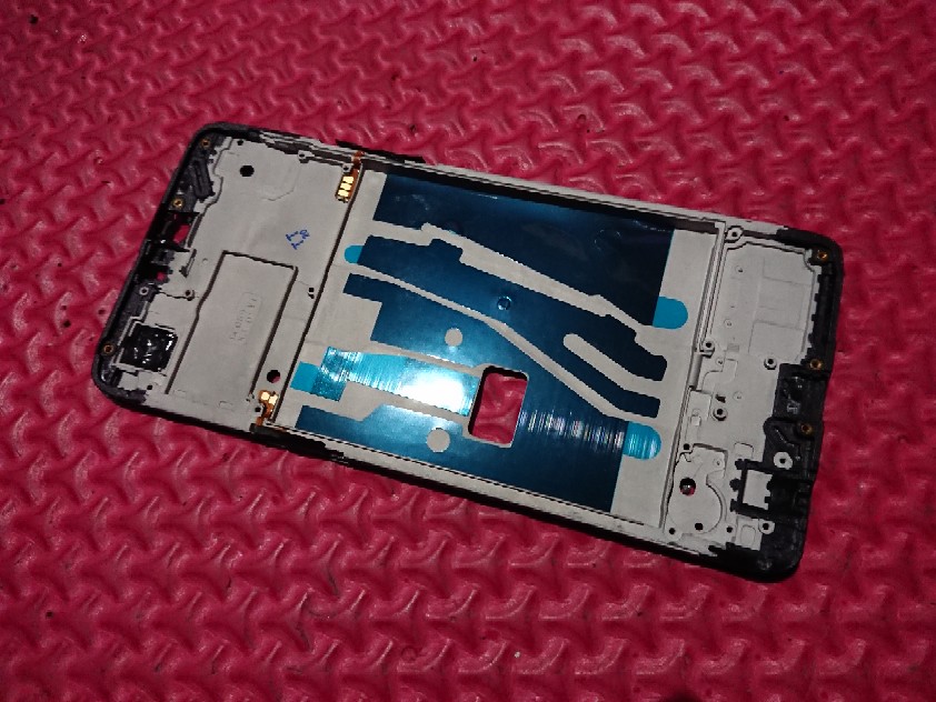 Frame Oppo F7 / Bezel Middle / Tatakan Lcd