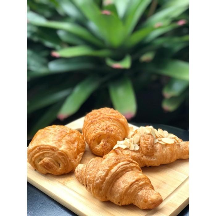 

Pastry | Grosir Roti Croissant Almond 40 Gr (Isi 50 Pcs) Kualitas Terbaik
