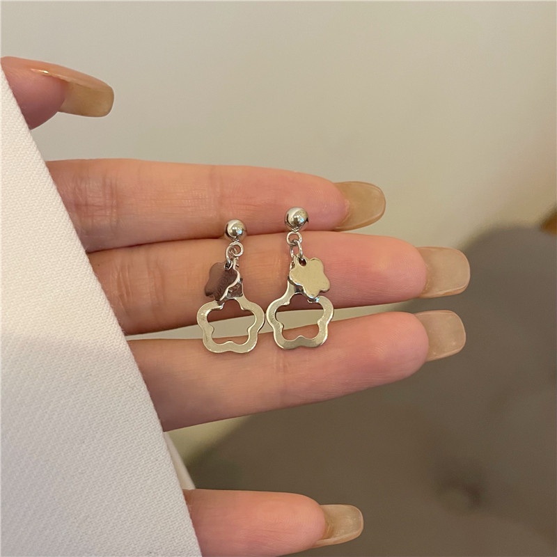 Anting Tusuk Bentuk Bunga Hollow Bahan Alloy Untuk Wanita