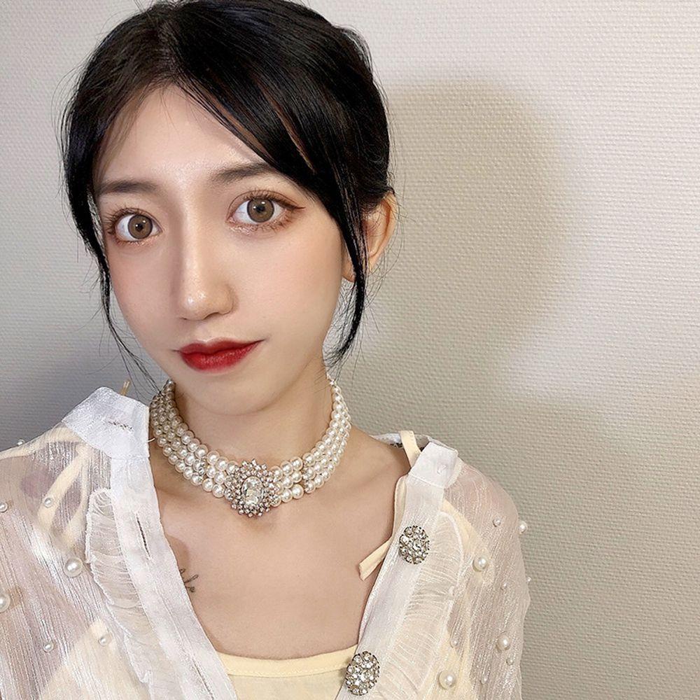 Needway   Wanita Kalung Kepribadian Elegan Mutiara Triple Layer Bunga Alloy Hepburnesque Perhiasan Aksesoris