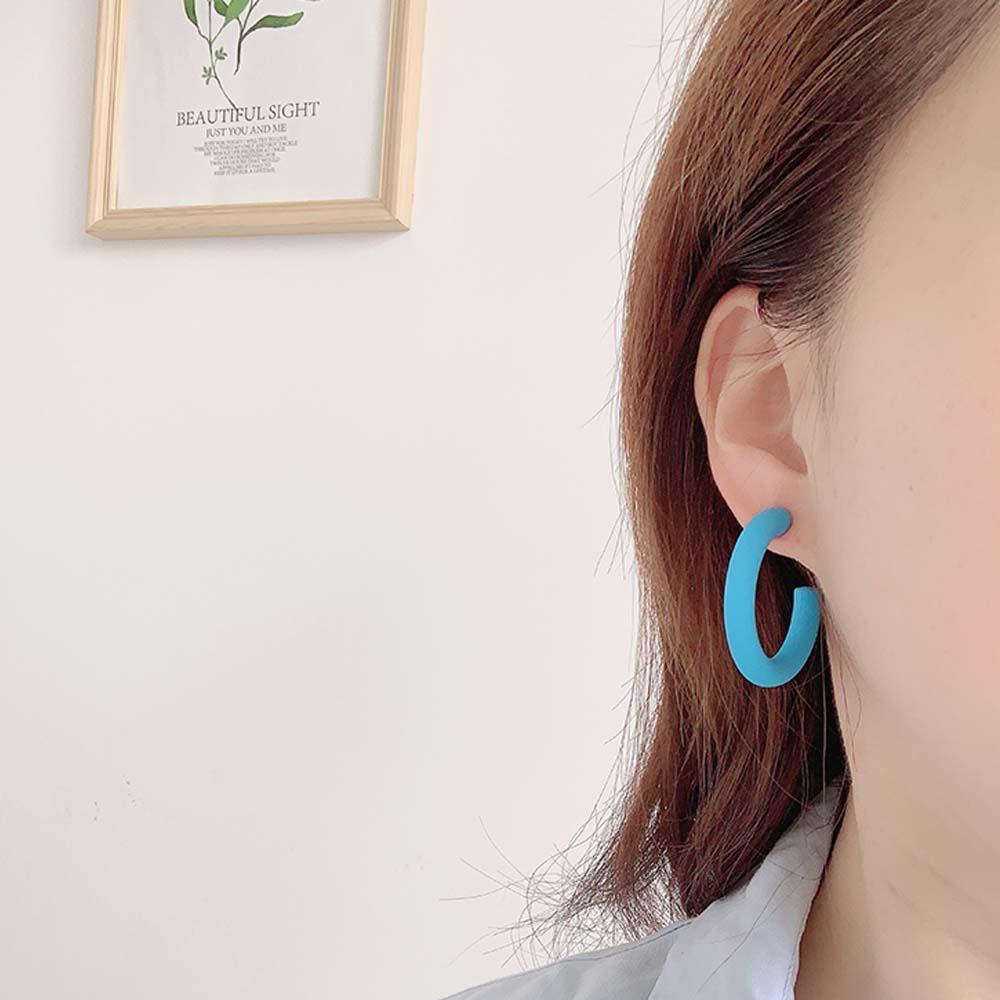 Needway   Anting Temperamen Lucu Berbentuk C Korea Geometris Akrilik Ear Stud