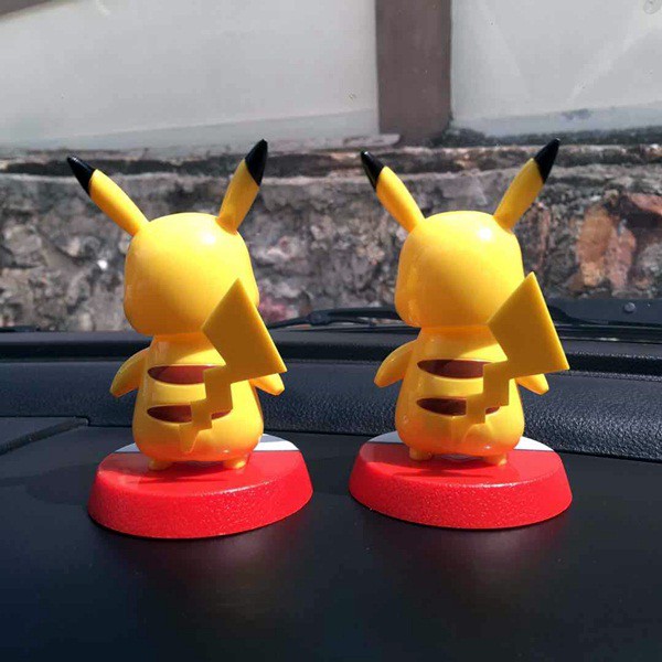 Pajangan Figure Miniatur Mobil Solar Power POKEMON PIKACHU Goyang Kepala Shacking Head Toy