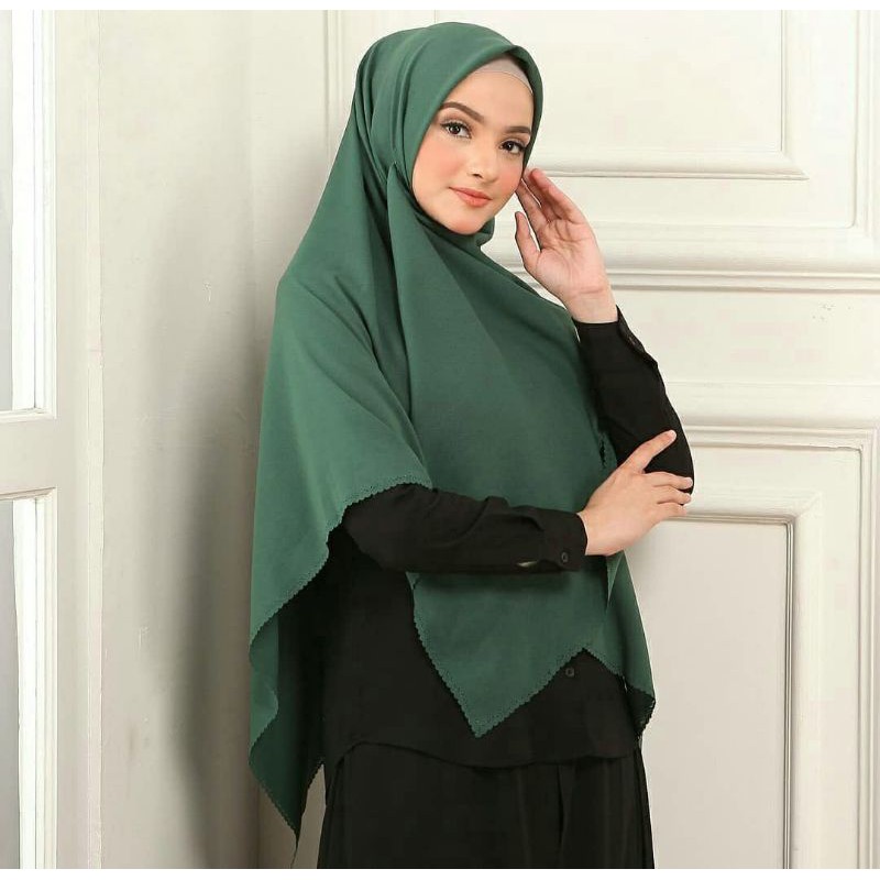 Jilbab Segi Empat Syari Damia Jadera 130x130 Bahan Diamond Crepe Lasercut Grosir Murah Jumbo