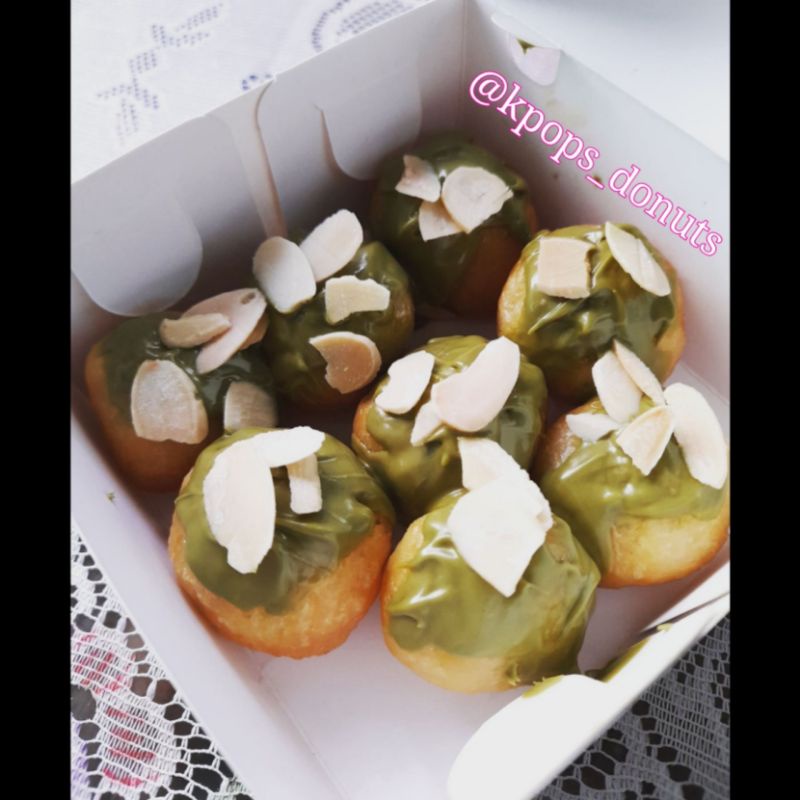 

Donuts Pop Kpops rasa greentea dengan topping almond