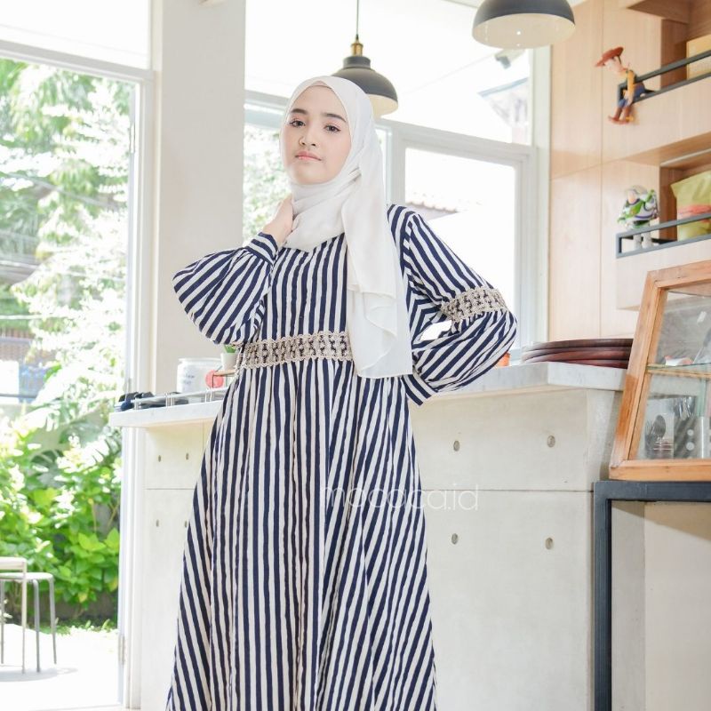 Dress Lebaran Premium Lengan Balon Babydoll Crincle Motif Salur Navy Putih Sleting Busui Friendly bisa gosend bandung