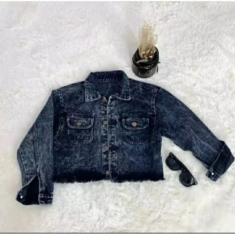 Jaket Jeans Terbaru Masakini / Jaket Crop Jeans Paling Baru Masakini / Jaket Wanita Keren Terbaru / Jaket jins Crop Terbaru / Jaket Jeans Warna Snow Terbaru / Jaket  Jeans Crop Model Kekinian / Jaket Jins Wanita crop Terbaru Masakini