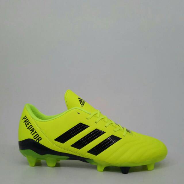 Sepatu bola adidas predator
