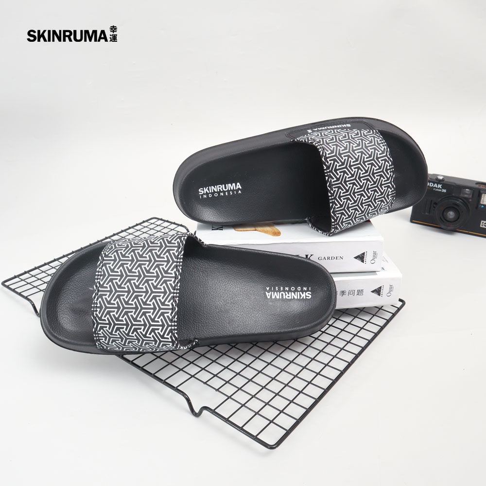 Sendal Selop Casual Pria SKINRUMA Original Triangle Motive Hitam Abu / Sendal Slide Pria / Sendal Slip On Pria