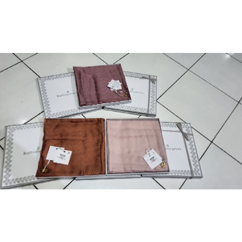 Buttonscarves Everyday Tapis Embossed Series