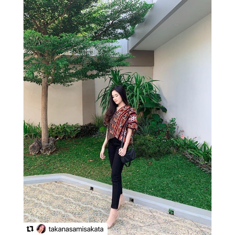 CROP TOP ETNIK MODEL OVER SIZE ATASAN TENUN BLUS KANTOR ATASAN SONGKET OUTER TENUN Baju Batik Wanita Atasan Blus/Murah Baju kekinian Atasan Wanita Terbaru Adem New Modern Seragam Pesta Resepsi Kantor Kerja Dinas.