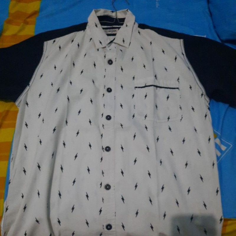 Kemeja hitam putih nevada