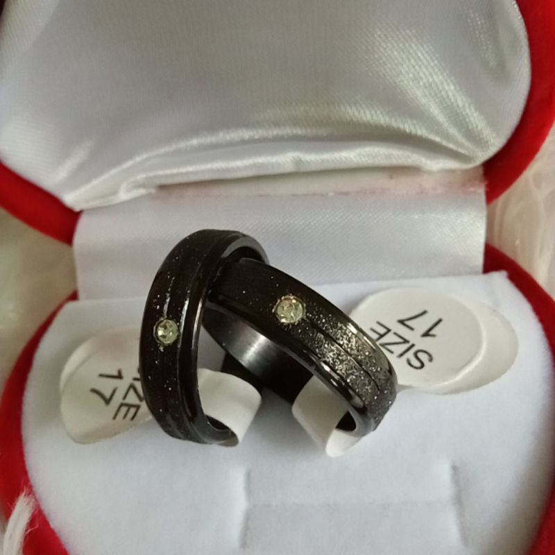 4s Grosir Solo || Cincin Titanium Pasir Hitam dengan Garis Tengah dan Permata Satu cocok Utk Pria &amp; Wanita || Cincin Couple || Cincin Titanium Motif Pasir Hitam dengan Garis tengah dan Permata satu Anti Karat &amp; Luntur (dijamin Awet)