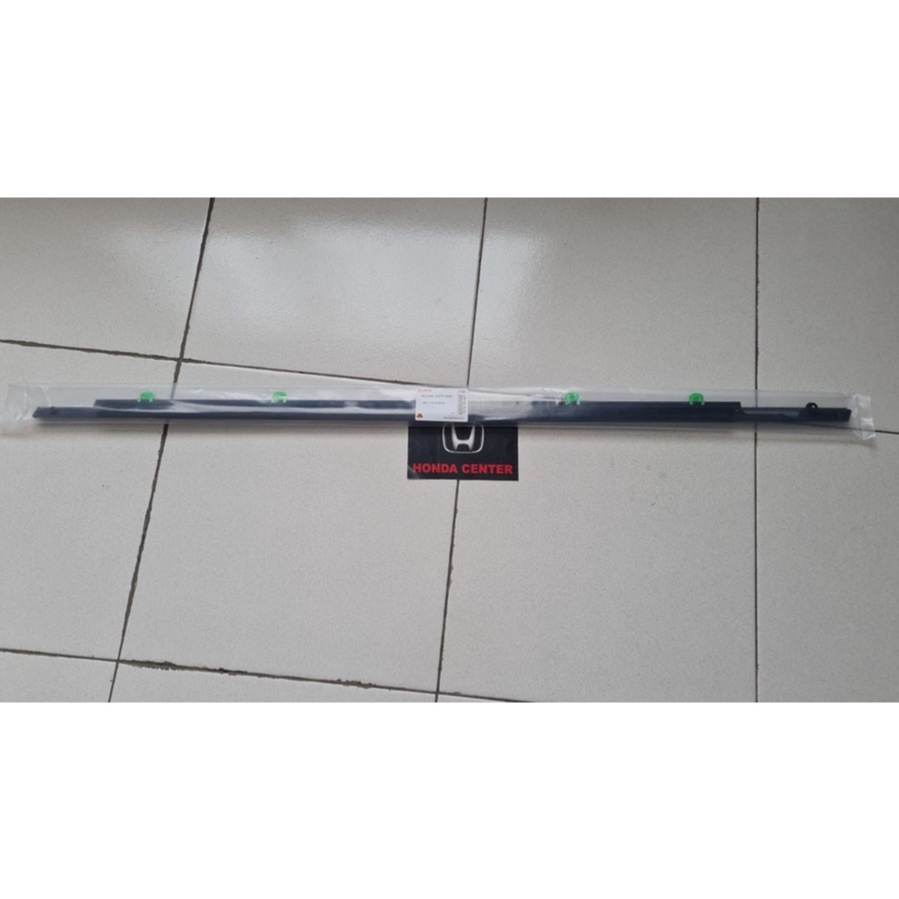 pelipit karet kaca luar weather strip luar crv 2013 2014 2015 2016 depan kanan 72410-T0A-A01