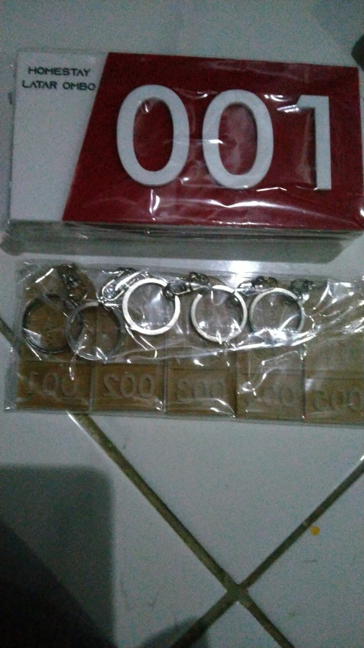 Nomor Kamar Acrylic Hitam Merah Putih 14 X 7 Cm