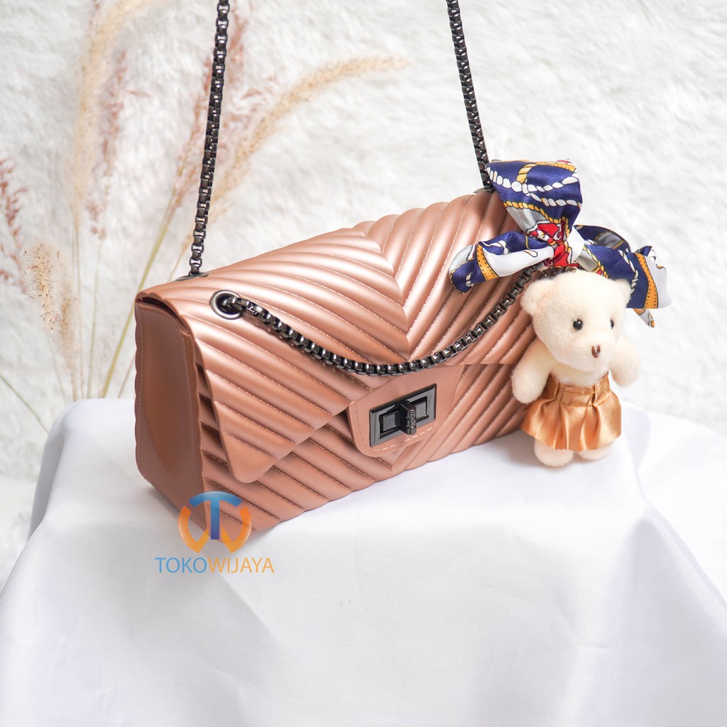 Tas Jelly Chevron Matte Salur Size 22 Cm Rantai Hitam (Gratis Boneka Dan Syal)