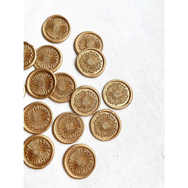

DAISY ( Warna : Bronze ) 1 Pcs Seal wax coin untuk undangan siap pakai sudah ada double tape, harga per pcs COINBULAT