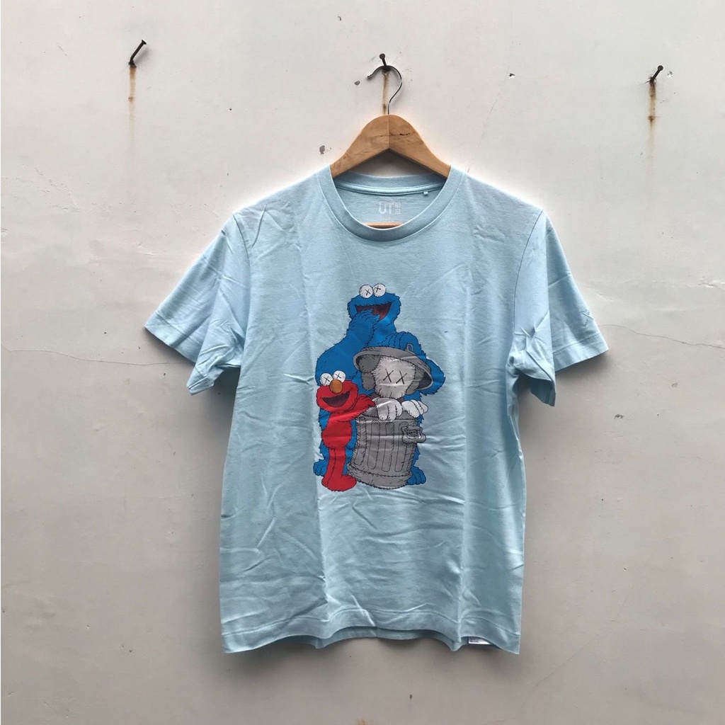 kaos UNIQLO x KAWS x SESAME STREET second