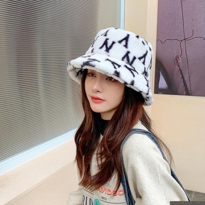 Topi Bucket Motif Tulisan Bahan Plush Wol Domba Tebal Hangat Gaya Retro Korea Untuk Wanita