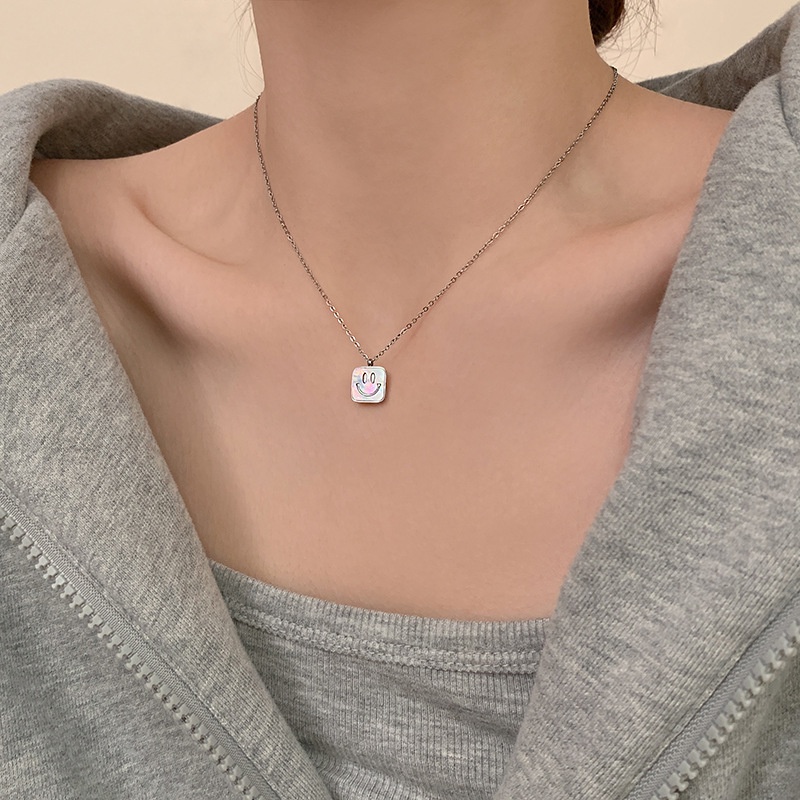 Kalung Rantai Dengan Liontin Smiley Face Bentuk Kotak Gaya Korea / Jepang