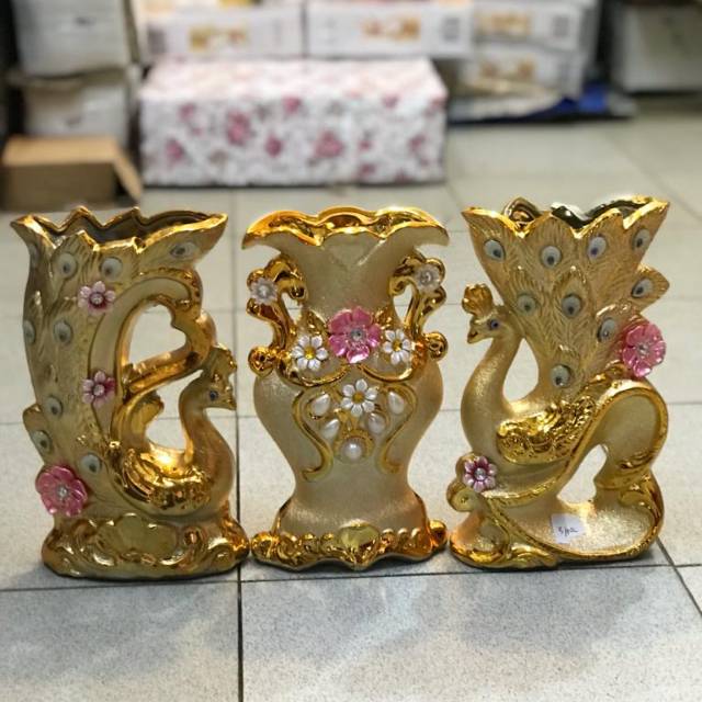 Pajangan lemari kaca-Jual pajangan keramik import- Patung keramik-Hiasan murah-Dekorasi rumah