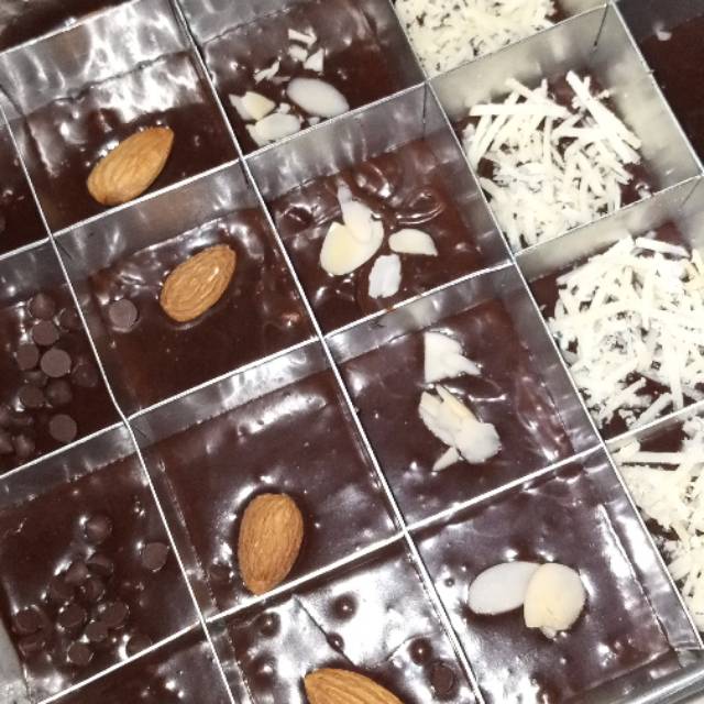 

Brownies by bunda Febby nyoklat bgt rasa nya !!! GOJEK & GRAB !!! Uk. 20x20cm PREORDER,